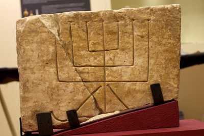 Menorah, catacombe, scritte sulla pietra: i resti della millenaria presenza ebraica a Bari